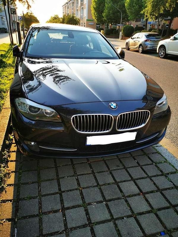 Schwarz Gebraucht 2011 BMW 520 Sport Line Kombi | 6.999 € (Superpreis) - Bild 1/4