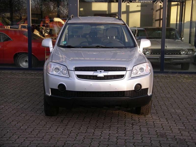 Gebraucht Chevrolet Captiva LS 150 PS (110 kW) 2010 Argon silber/ice silver (m2) SUV