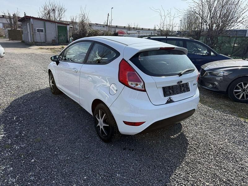 Gebraucht Ford Fiesta Trend 60 PS (44 kW) 2016 Weiß Kleinwagen