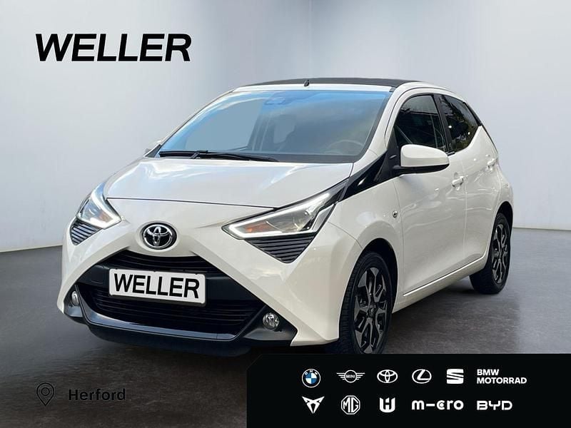 Schneeweiß Gebraucht 2021 Toyota Aygo X-play Kleinwagen | 12.480 € (Fairer Preis) - Bild 1/3