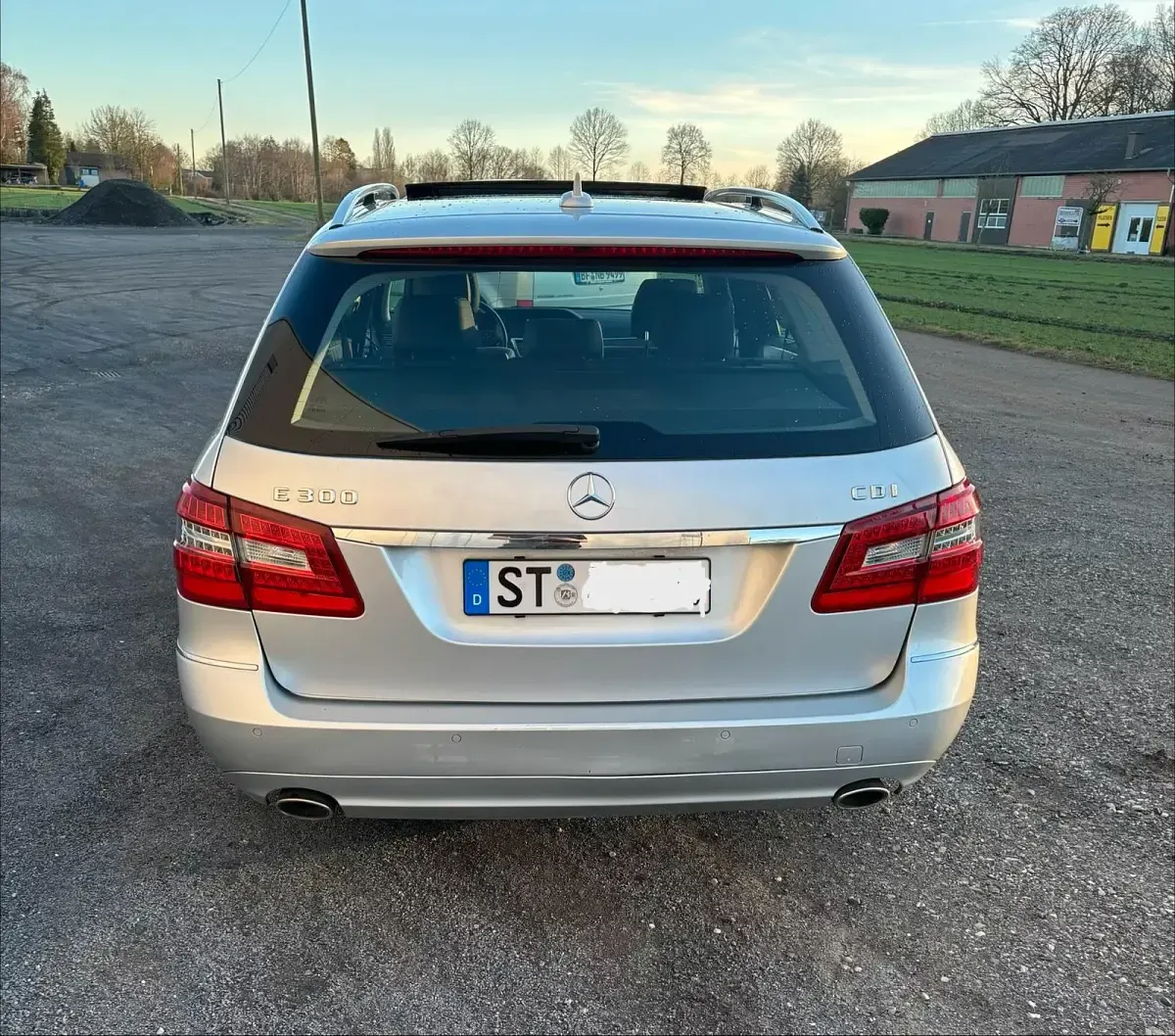 Gebraucht Mercedes E300 205 PS (150 kW) 2011 Silber Kombi