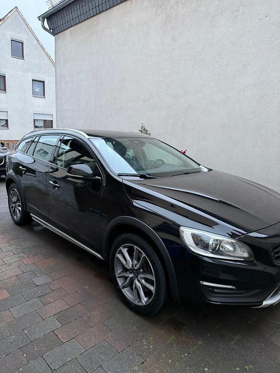 Schwarz Gebraucht 2017 Volvo V60 CC Pro Kombi | 16.400 € (Fairer Preis) - Bild 1/4