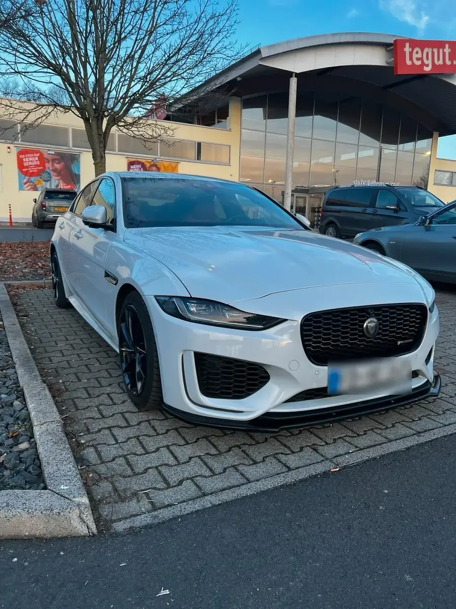 Używany Jaguar XE R-Dynamic 250 KM (183 kW) 2020 Biały Sedan/Limuzyna