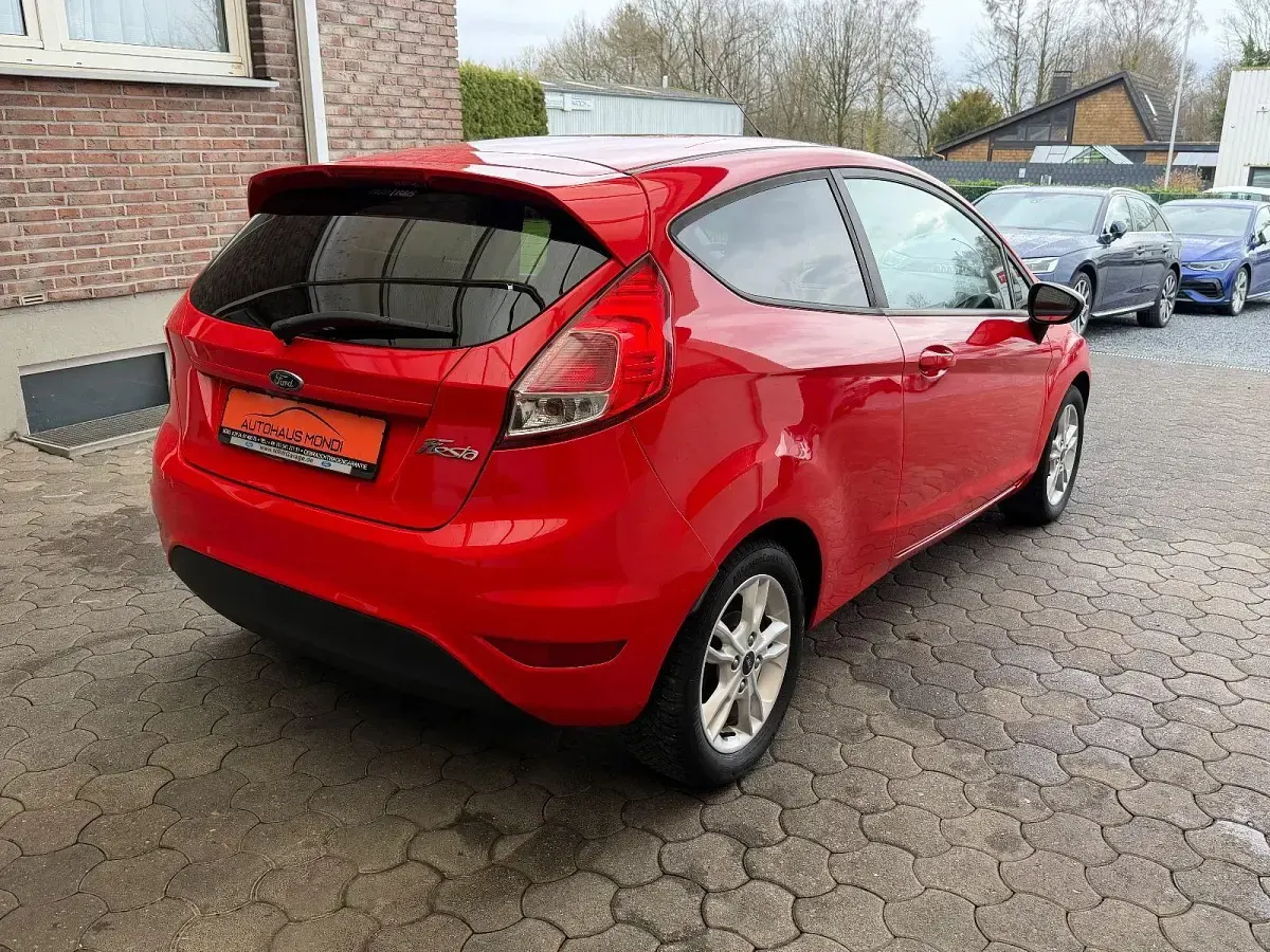 Gebraucht Ford Fiesta Celebration 80 PS (58 kW) 2016 Rot Limousine