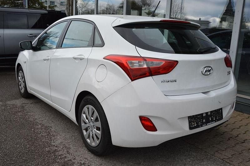 Gebraucht Hyundai i30 Classic 101 PS (74 kW) 2015 Weiß Limousine