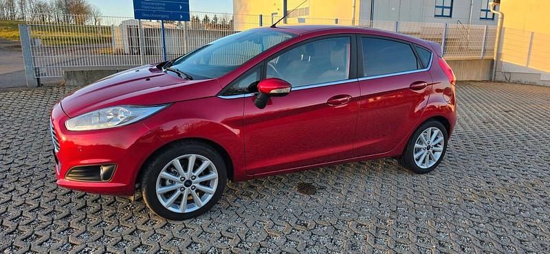 Rot Gebraucht 2016 Ford Fiesta Titanium Kleinwagen | 10.199 € (Etwas zu teuer) - Bild 1/4
