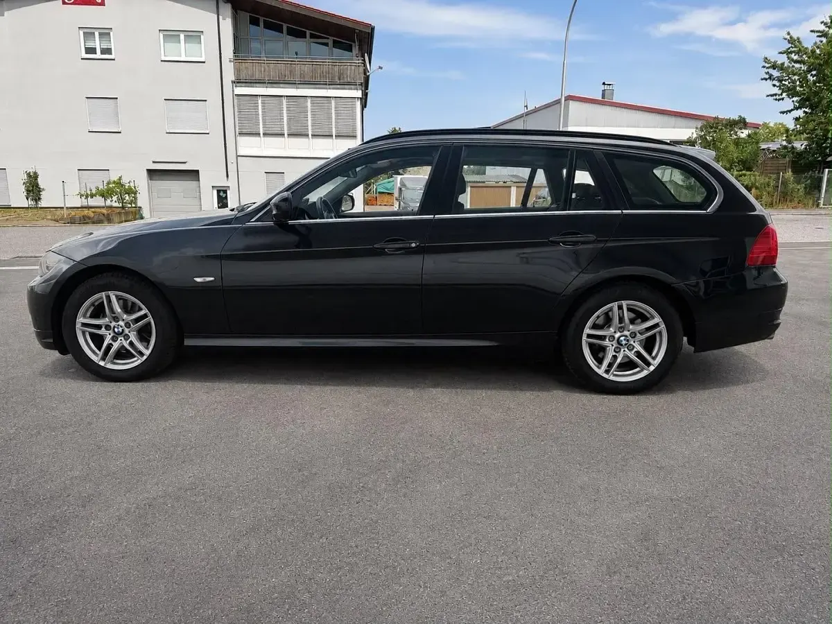 Gebraucht BMW 320 184 PS (135 kW) 2011 Schwarz Kombi