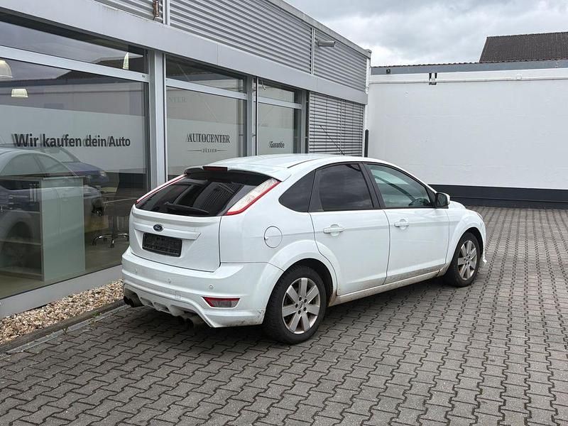 Usado Ford Focus Style 109 CV (80 kW) 2010 Blanco Berlina