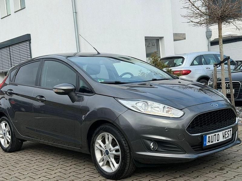 Gebraucht Ford Fiesta Celebration 101 PS (74 kW) 2016 Grau Limousine