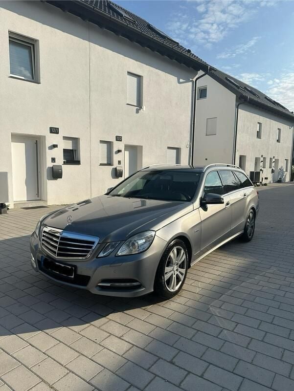 Grau Gebraucht 2011 Mercedes E220 Avantgarde Kombi | 9.800 € (Fairer Preis) - Bild 1/4