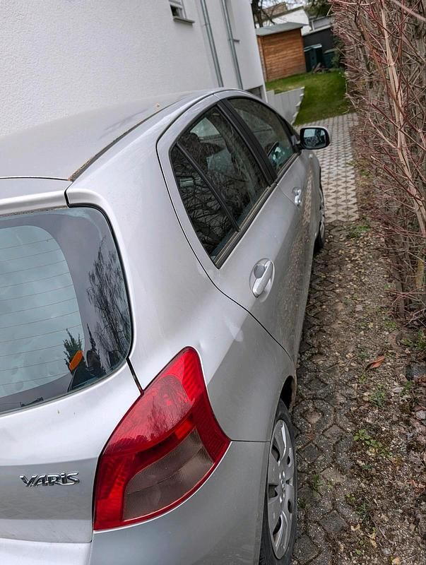 Gebraucht Toyota Yaris 64 PS (47 kW) 2008 Silber Kleinwagen