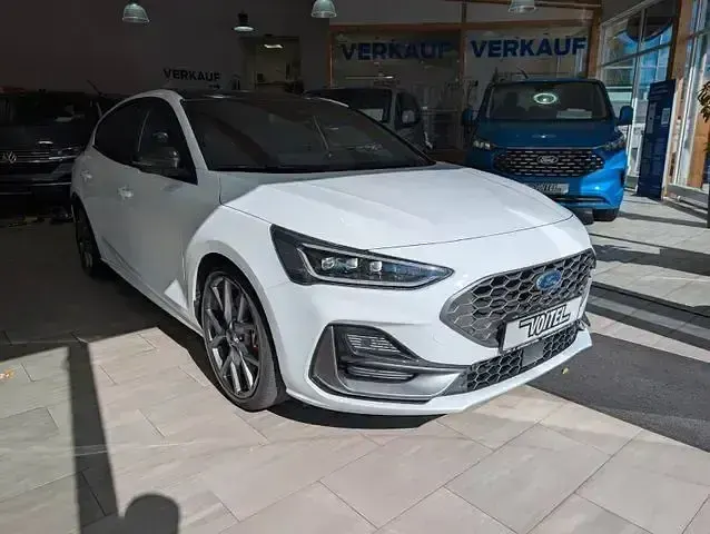 Używany Ford Focus ST 280 KM (205 kW) 2025 Biały Sedan/Limuzyna