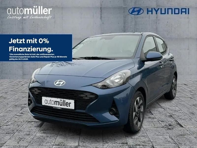 Blau vibrant blue / mic Gebraucht 2025 Hyundai i10 Trend Kleinwagen | 15.388 € (Fairer Preis) - Bild 1/1