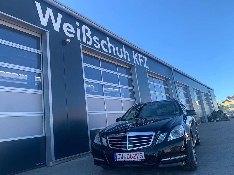 Obsidianschwarz metalliclack Gebraucht 2010 Mercedes E250 Kombi | 9.999 € (Fairer Preis) - Bild 1/4