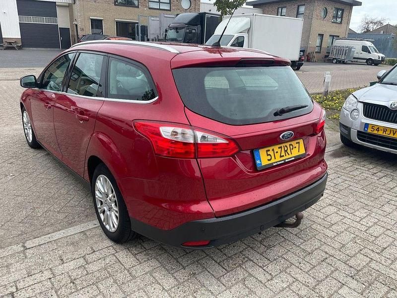 Używany Ford Focus Titanium 105 KM (77 kW) 2013 Czerwony Kombi