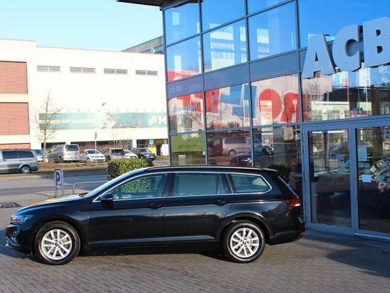 Gebraucht VW Passat S 150 PS (110 kW) 2022 Deep black perleffekt (metallic) Kombi