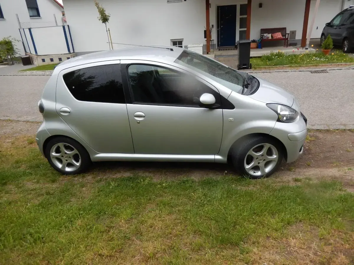 Gebraucht Toyota Aygo 68 PS (50 kW) 2011 Silber Kleinwagen