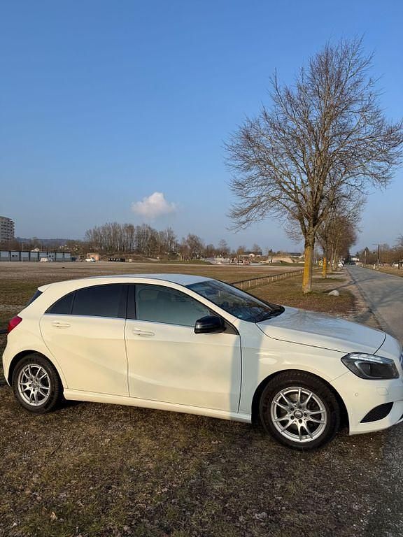 Gebraucht Mercedes A180 122 PS (89 kW) 2015 Weiß Limousine