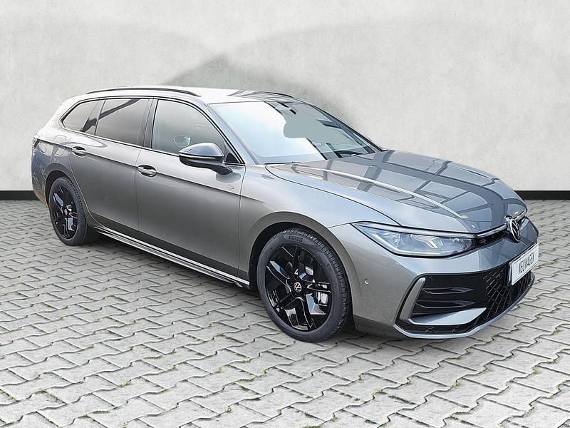 Neu VW Passat R-line 193 PS (141 kW) 2025 Diabasgrau metallic Kombi