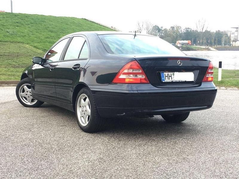 Blau Gebraucht 2003 Mercedes 200 Limousine | 1.100 € - Bild 1/4