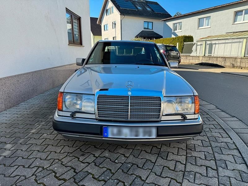 Gebraucht Mercedes E280 197 PS (144 kW) 1993 Silber Limousine