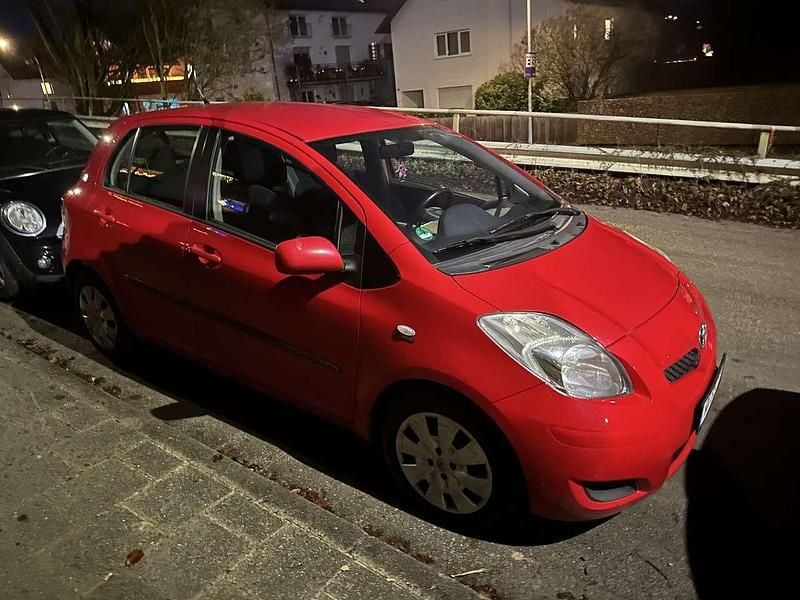 Rot Gebraucht 2009 Toyota Yaris Sol Limousine | 2.300 € (Superpreis) - Bild 1/4