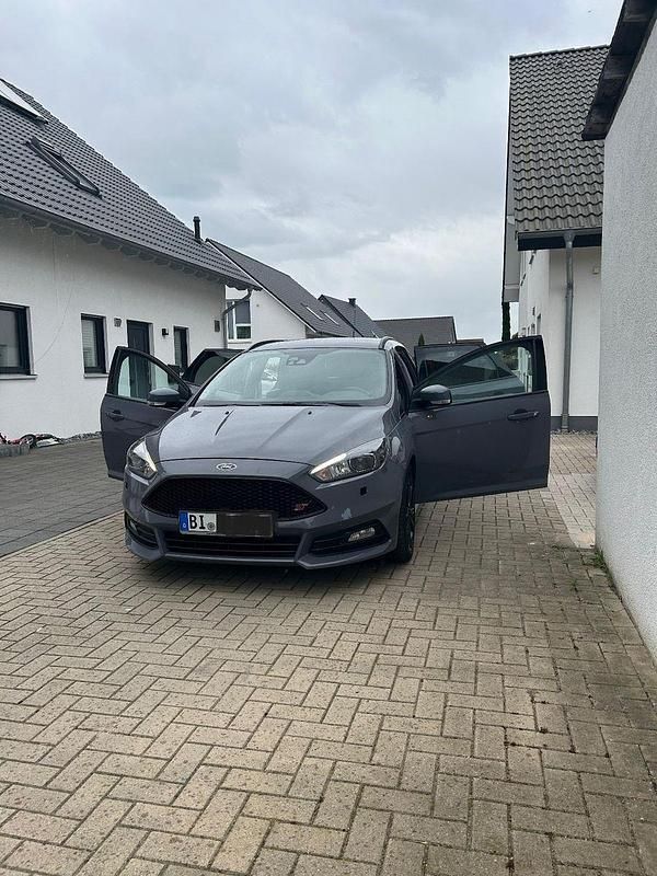 Gebraucht Ford Focus ST 185 PS (136 kW) 2015 Grau Kombi