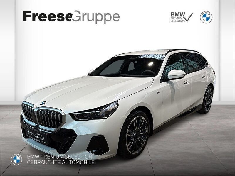 Mineralweiss Gebraucht 2024 BMW 520 M Sport Kombi | 52.990 € (Superpreis) - Bild 1/4