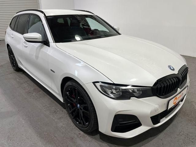 Gebraucht BMW 330e M Sport 252 PS (185 kW) 2021 Mineralweiss Kombi