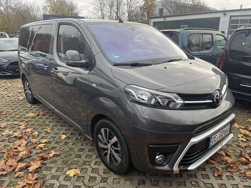 Grau Gebraucht 2023 Toyota Proace Verso Team Kombi | 39.990 € (Teuer) - Bild 1/4