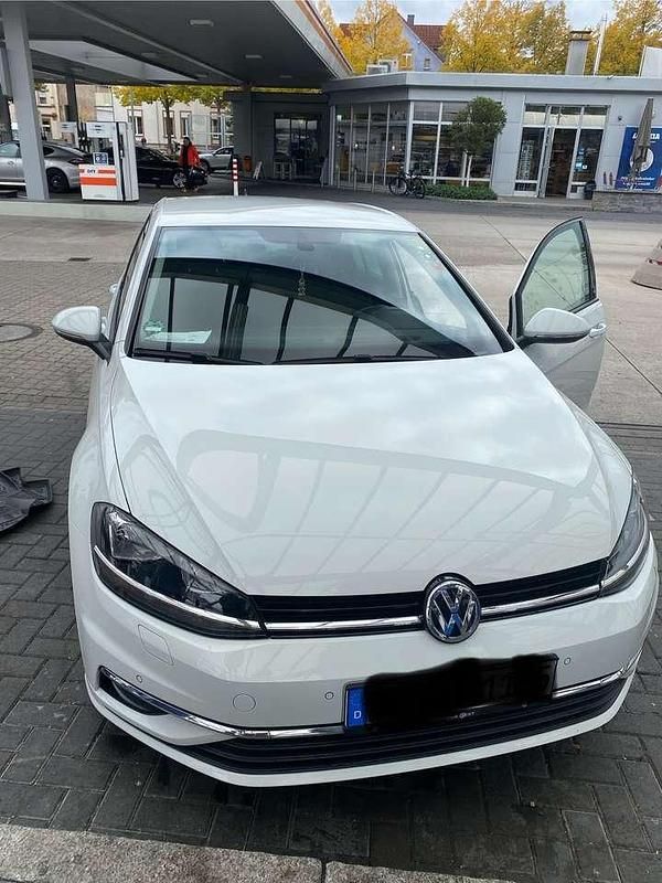 Weiß Gebraucht 2017 VW Golf VII Sound Limousine | 10.000 € (Fairer Preis) - Bild 1/4