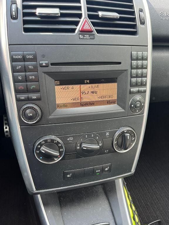 Gebraucht Mercedes A180 116 PS (85 kW) 2011 Blau Limousine