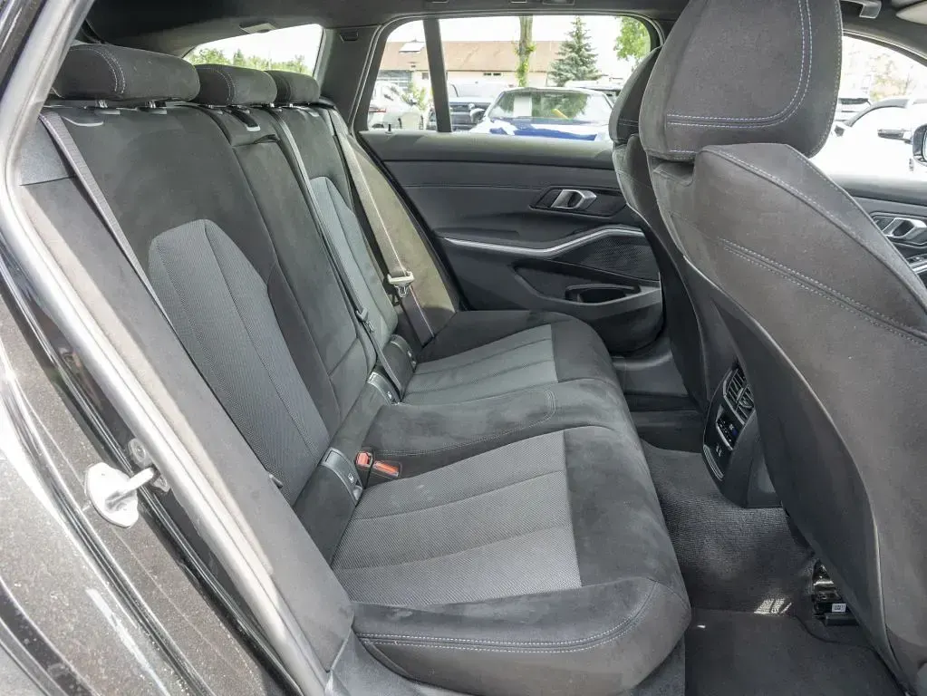 Gebraucht BMW 330e M Sport 292 PS (214 kW) 2025 Schwarz Kombi
