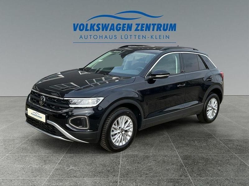 Deep black perleffekt (metallic) Gebraucht 2024 VW T-Roc Life SUV | 23.890 € (Fairer Preis) - Bild 1/4