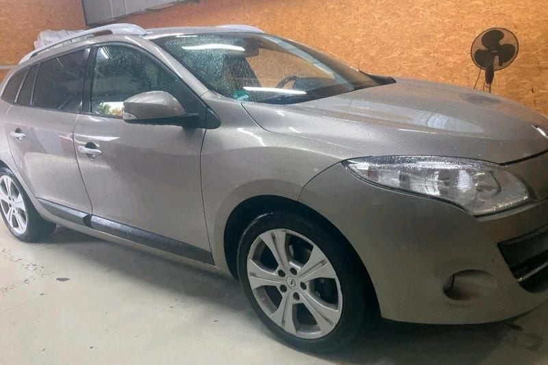 Braun Gebraucht 2012 Renault Mégane GrandTour Dynamique Kombi | 5.399 € (Fairer Preis) - Bild 1/4