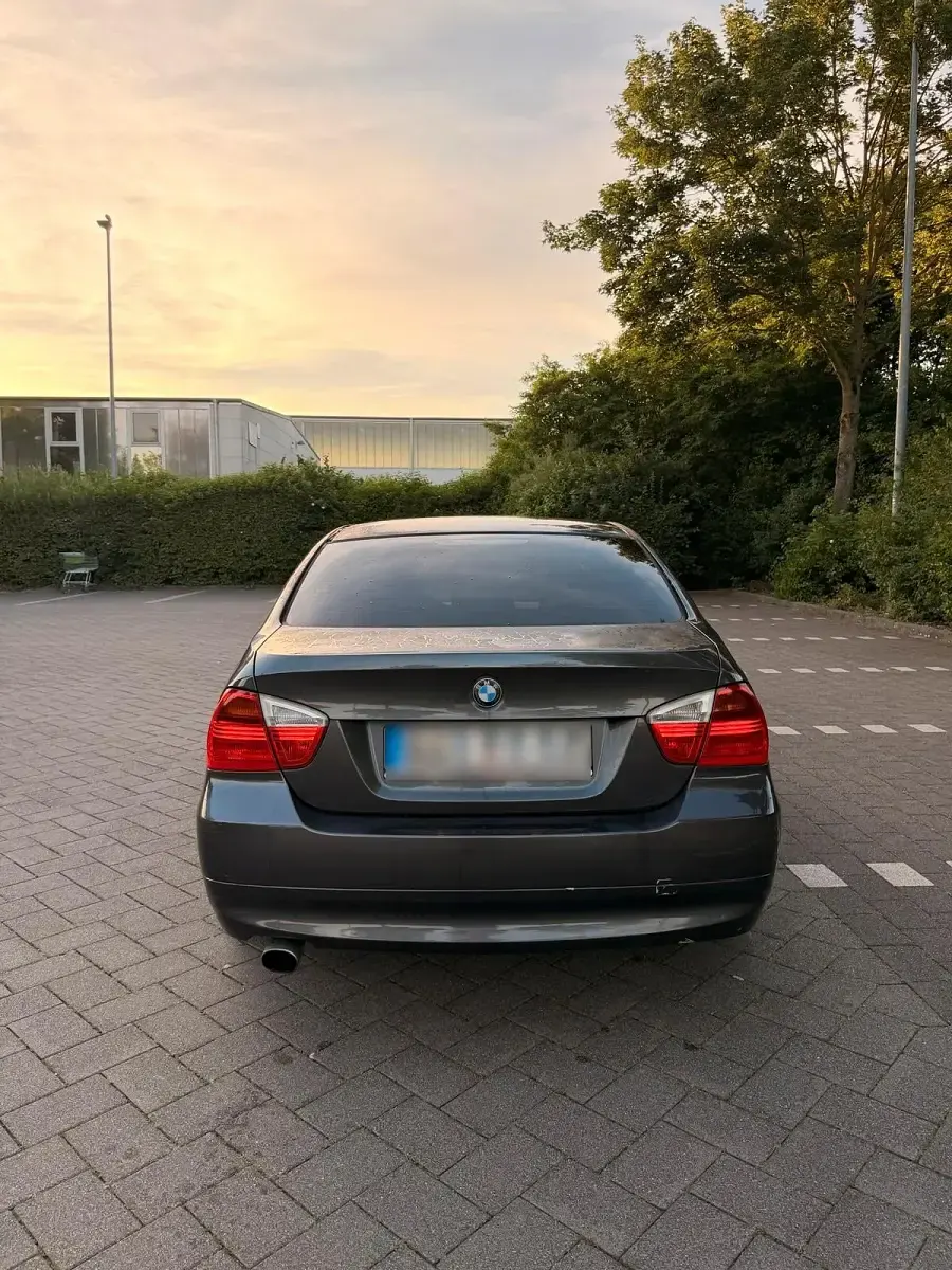 Gebraucht BMW 320 150 PS (110 kW) 2006 Grau Limousine