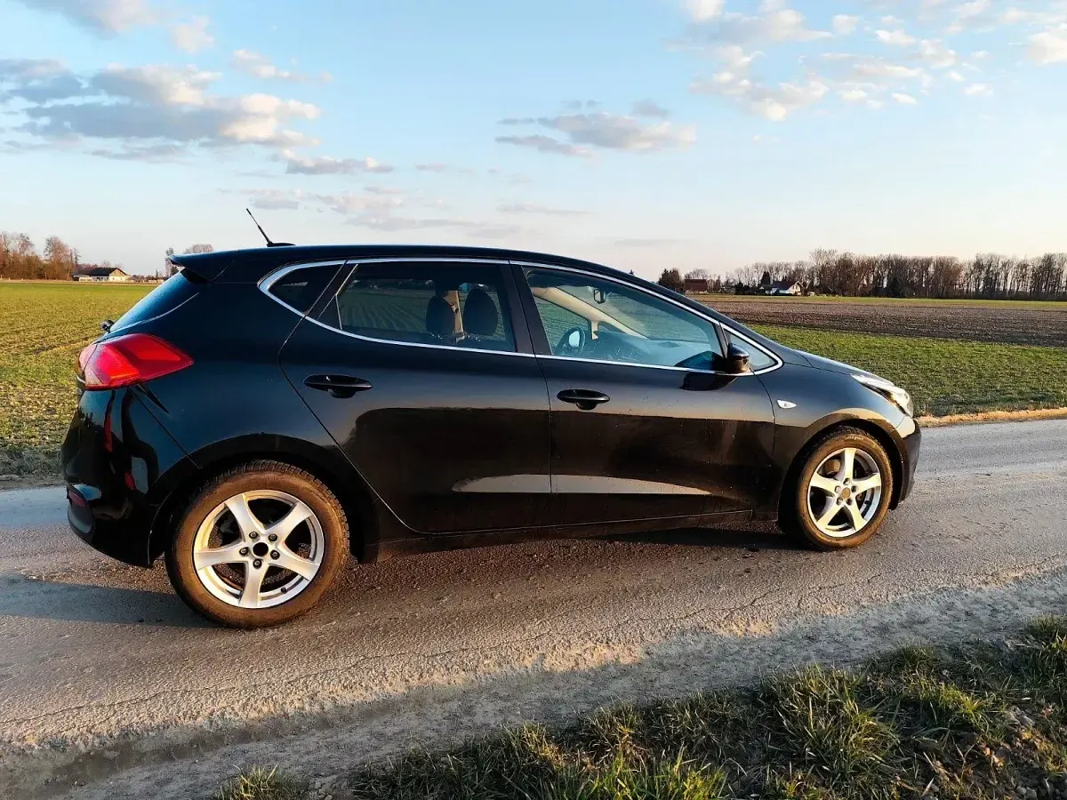 Gebraucht Kia Ceed DREAM-TEAM Edition 99 PS (72 kW) 2015 Schwarz Kleinwagen