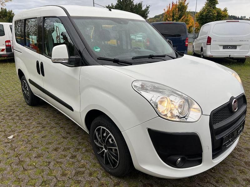 Weiß Gebraucht 2012 Fiat Doblò Easy Van / Kleinbus | 5.190 € (Fairer Preis) - Bild 1/4