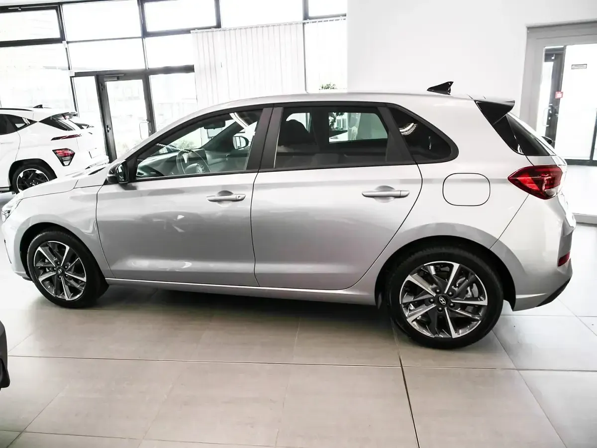 Neu Hyundai i30 Advantage 115 PS (84 kW) 2025 Silber Limousine