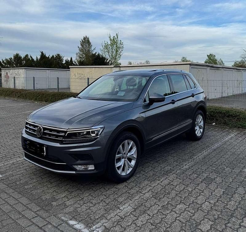 Grau Gebraucht 2016 VW Tiguan Highline SUV | 19.300 € (Guter Preis) - Bild 1/4