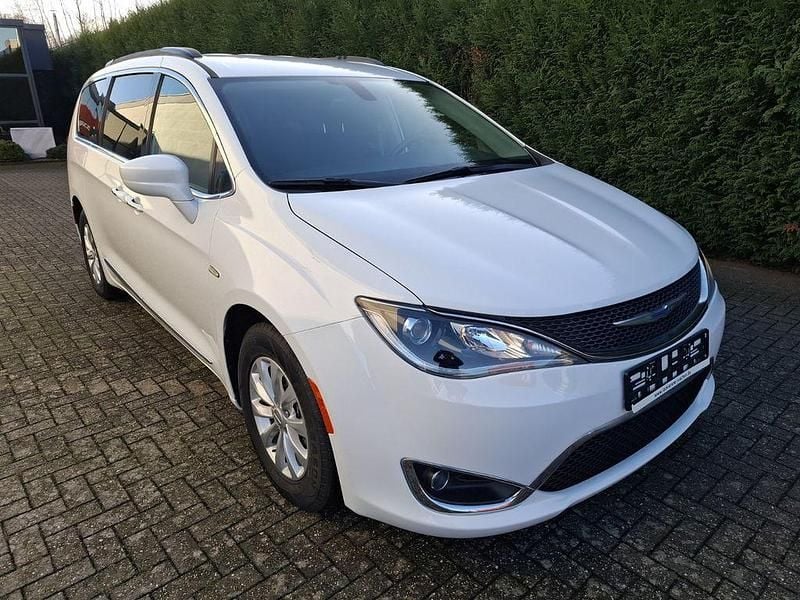 Weiß Gebraucht 2017 Chrysler Pacifica Touring Kombi | 23.999 € (Fairer Preis) - Bild 1/4