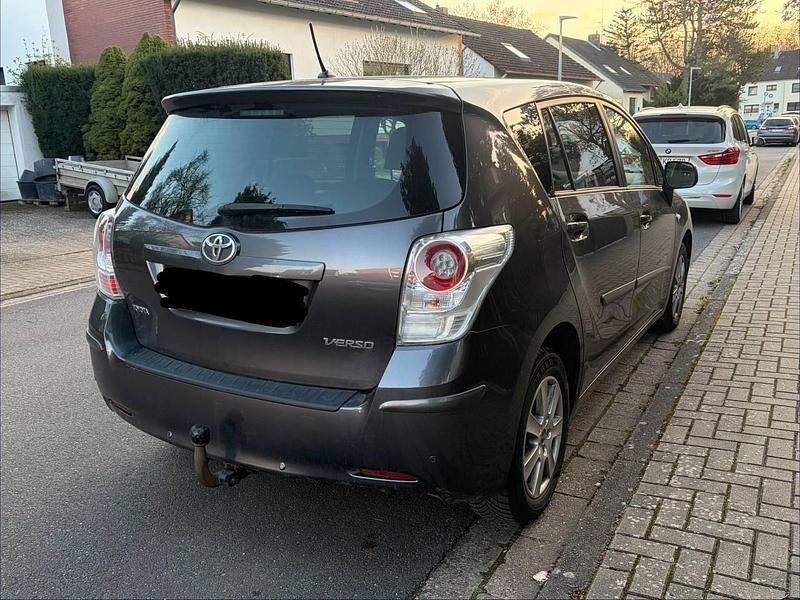 Gebraucht Toyota Verso 126 PS (92 kW) 2012 Grau Van / Kleinbus