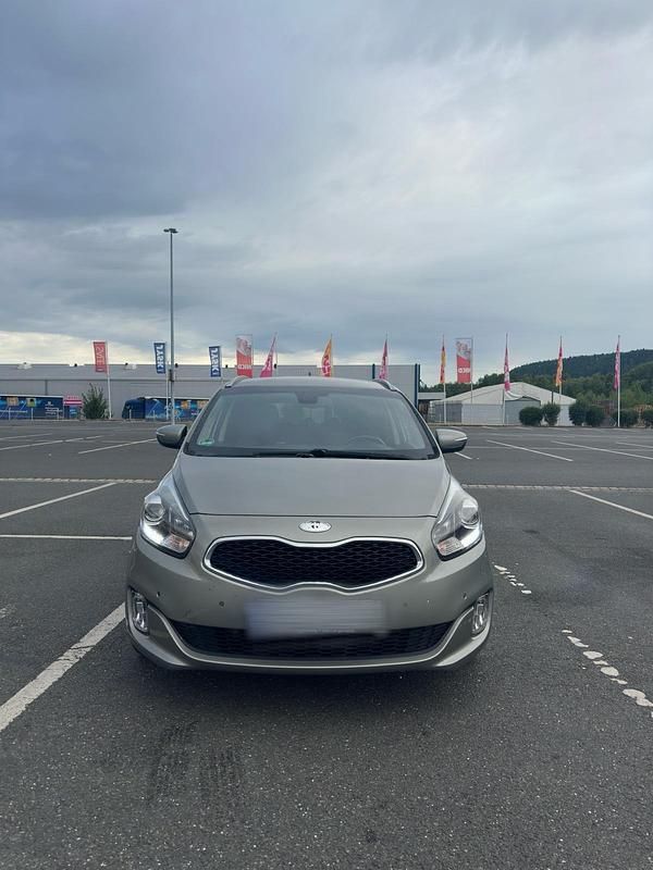 Grau Gebraucht 2014 Kia Carens Van / Kleinbus | 8.999 € (Guter Preis) - Bild 1/4