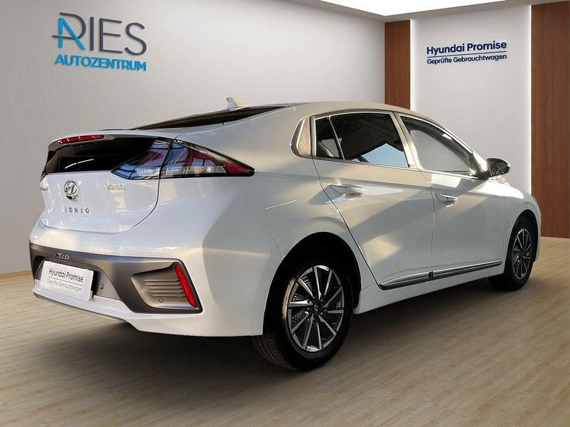 Gebraucht Hyundai Ioniq Style 100 kW (136 PS) 2022 Polar white Kleinwagen