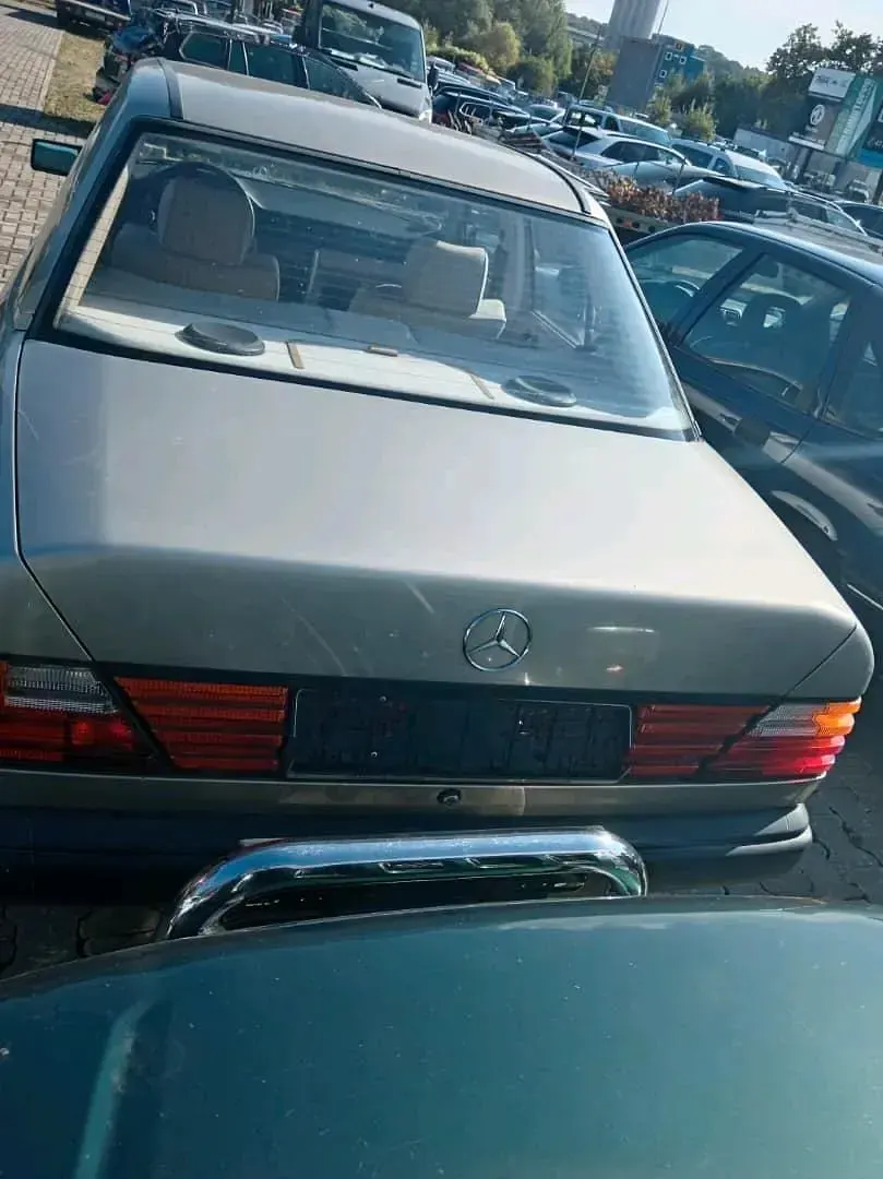 Brugt Mercedes E230 130 HK (95 kW) 1988 Sedan