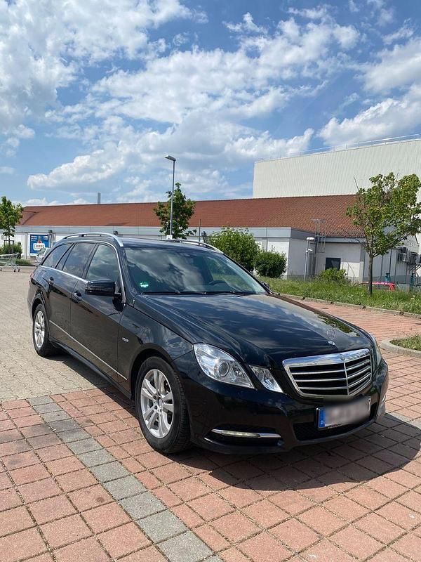 Schwarz Gebraucht 2012 Mercedes E220 Avantgarde Kombi | 6.999 € (Fairer Preis) - Bild 1/4