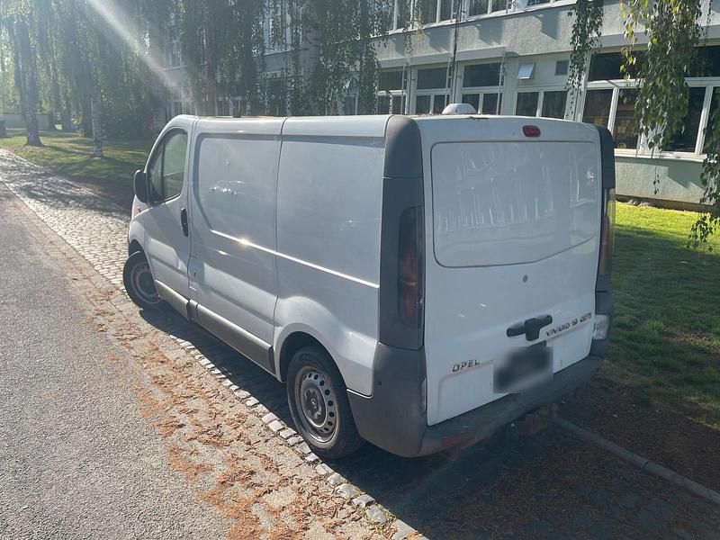 Second-hand Opel Vivaro 101 CP (74 kW) 2006 Alb Monovolum
