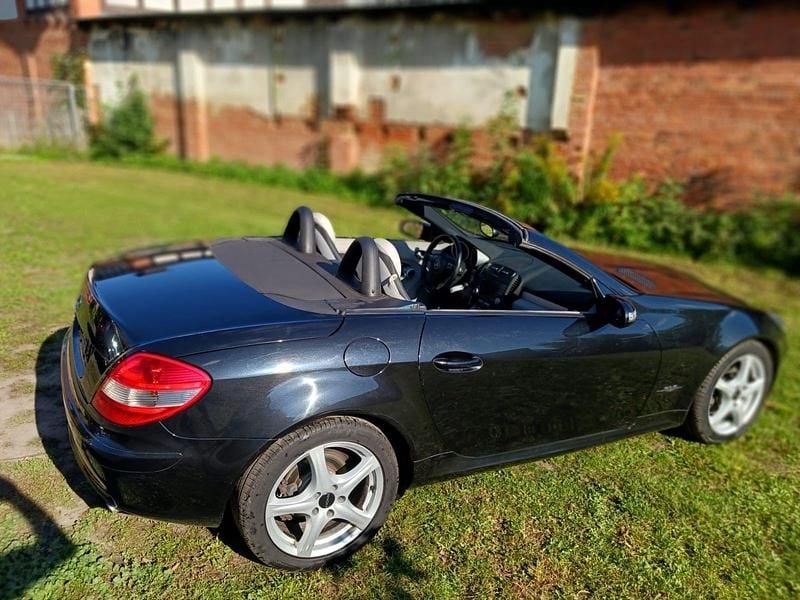 Schwarz Gebraucht 2011 Mercedes SLK200 Edition Cabrio | 7.999 € - Bild 1/4