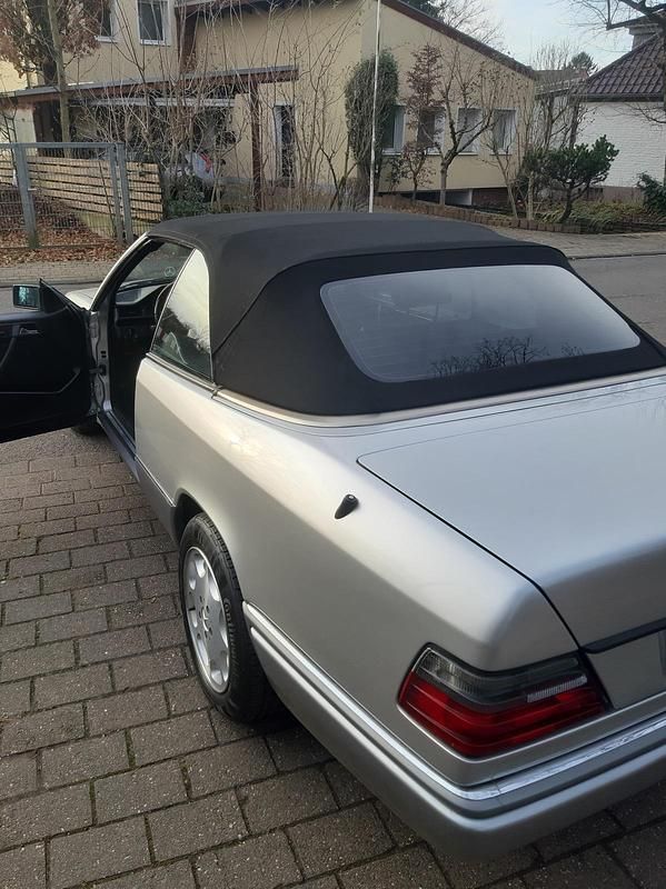 Silber Gebraucht 1993 Mercedes E320 Cabrio | 31.500 € - Bild 1/4
