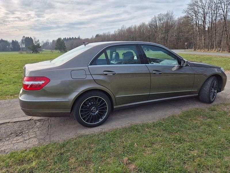 Gebraucht Mercedes E350 Avantgarde 272 PS (200 kW) 2010 Beige Limousine